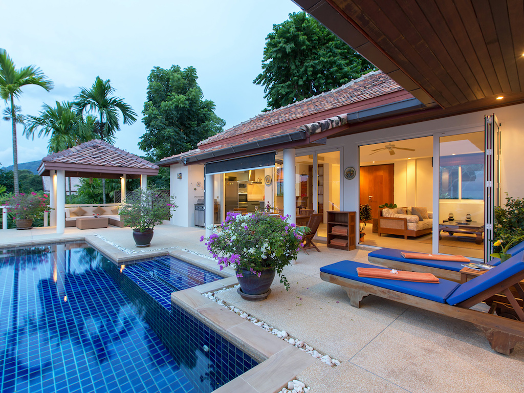 Cтильная вилла с 4 спальнями и с видом на море в проекте Катаманда, на пляже Ката