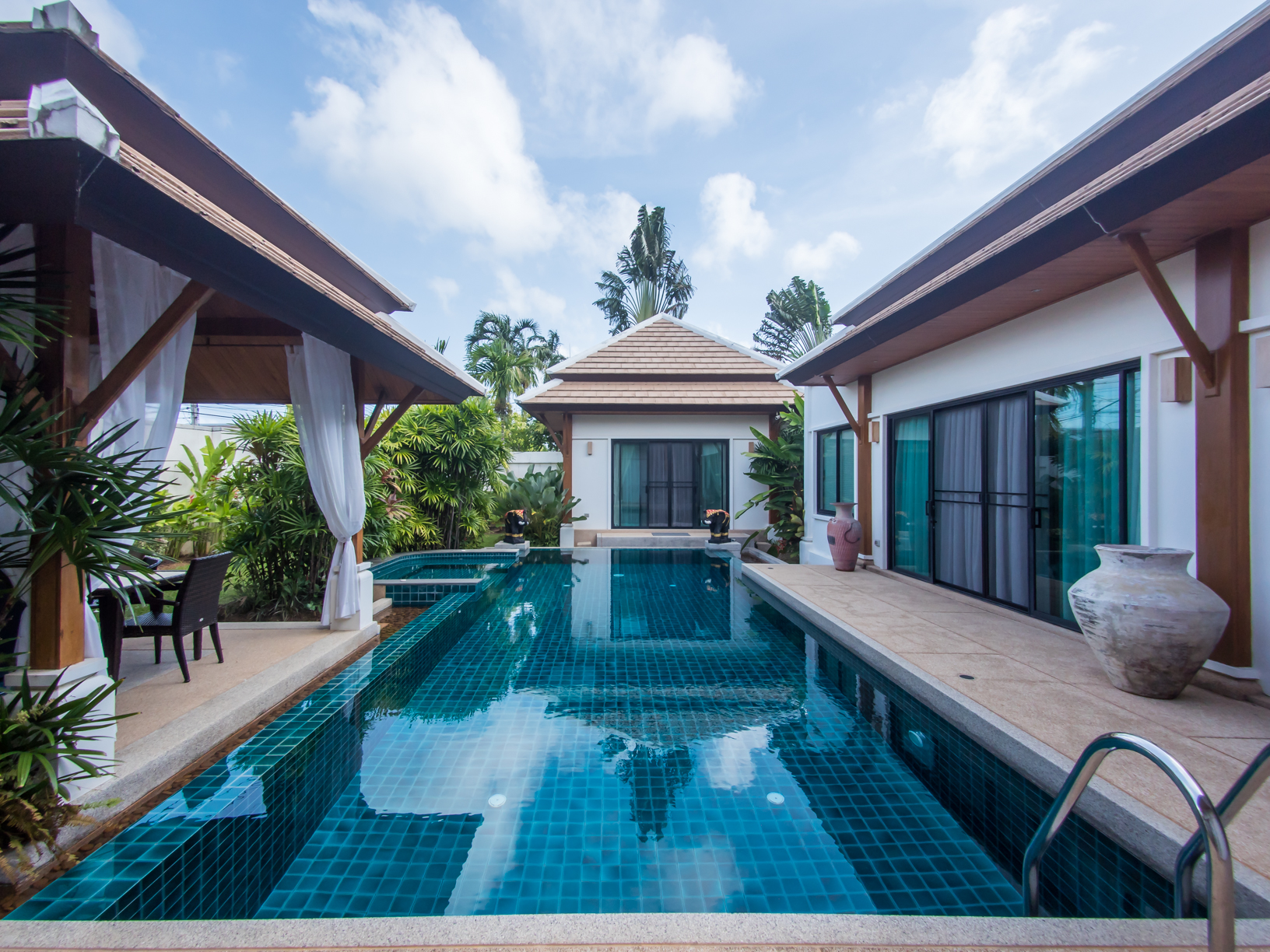 Прекрасная вилла с 3 спальнями и с видом на бассейн, на пляже Найхарн