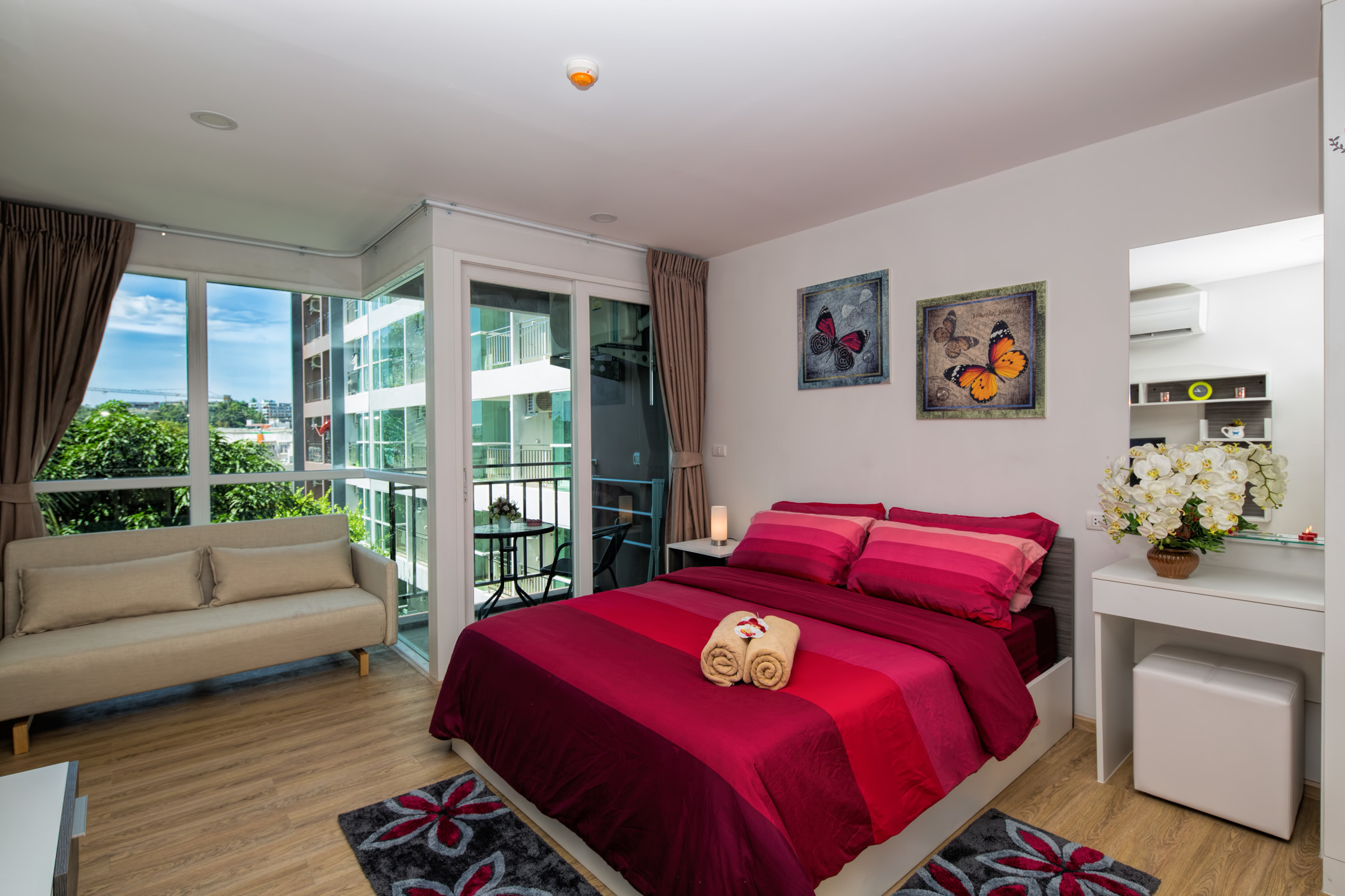 Потрясающие апартаменты студия и с видом на город в проекте Ката Озон, на пляже Ката