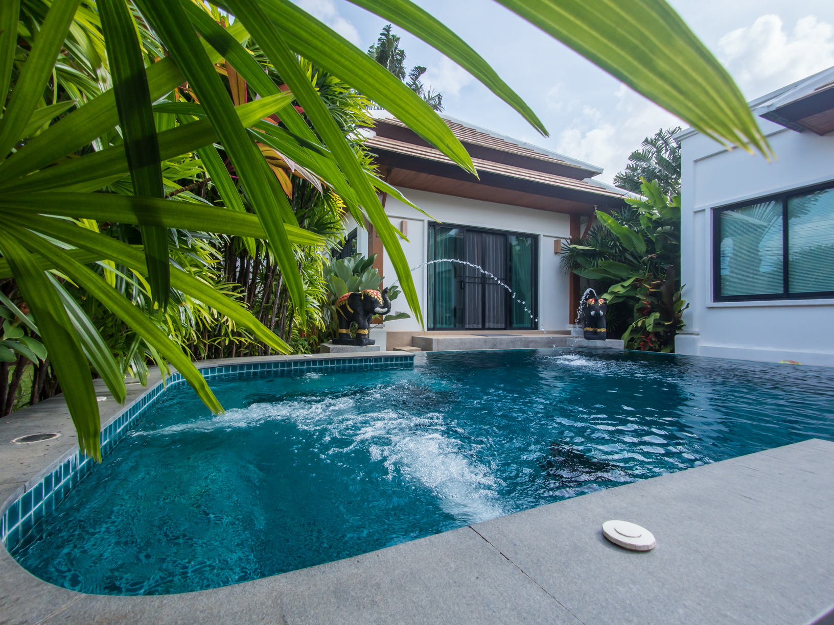 Прекрасная вилла с 3 спальнями и с видом на бассейн, на пляже Найхарн