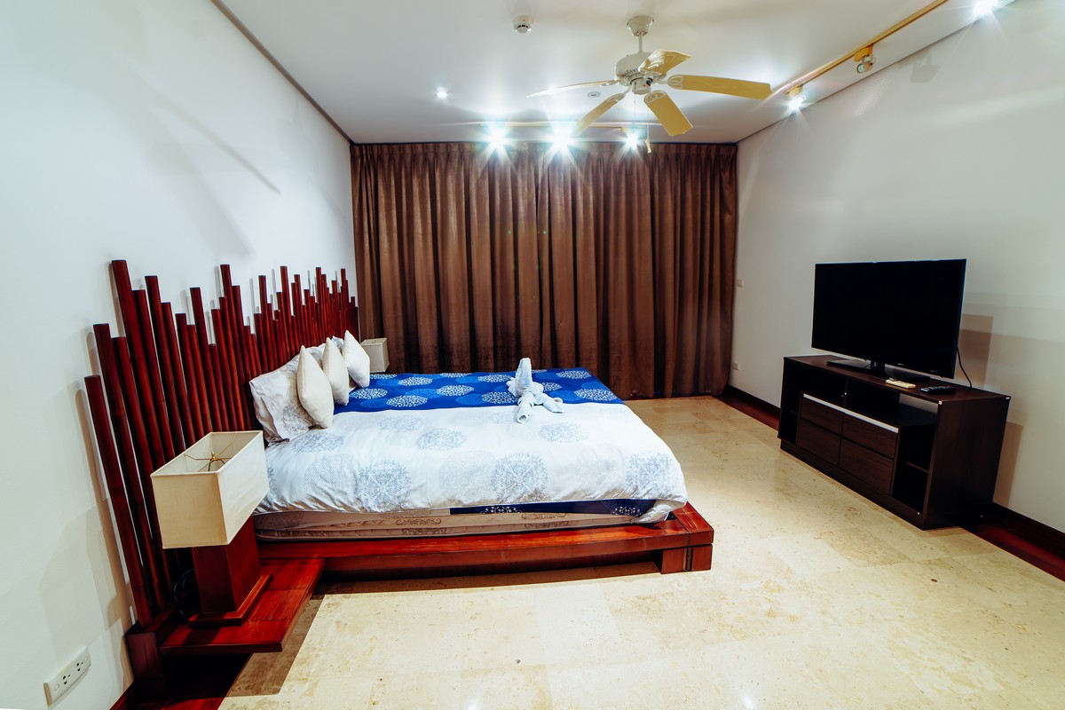 Потрясающая вилла с 4 спальнями и с видом на бассейн в проекте Равай Виллас, на пляже Равай