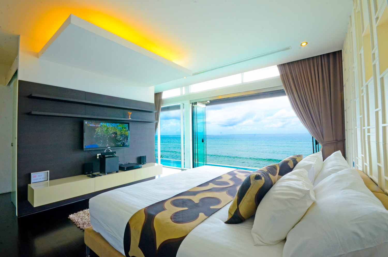 Cтильная вилла с 4 спальнями и с видом на море, на пляже Камала 