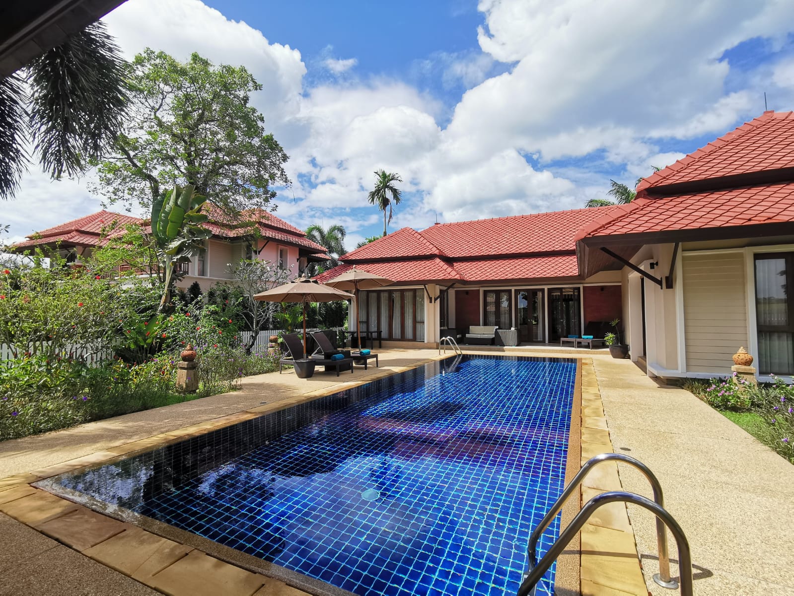 Сказочная вилла с 3 спальнями и с видом на бассейн в проекте Лагуна Хомс, на пляже Бангтао/Лагуна (+ Видео обзор)