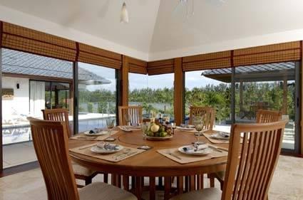 Удобная вилла с 4 спальнями и с видом на бассейн в проекте Равай Виллас, на пляже Равай