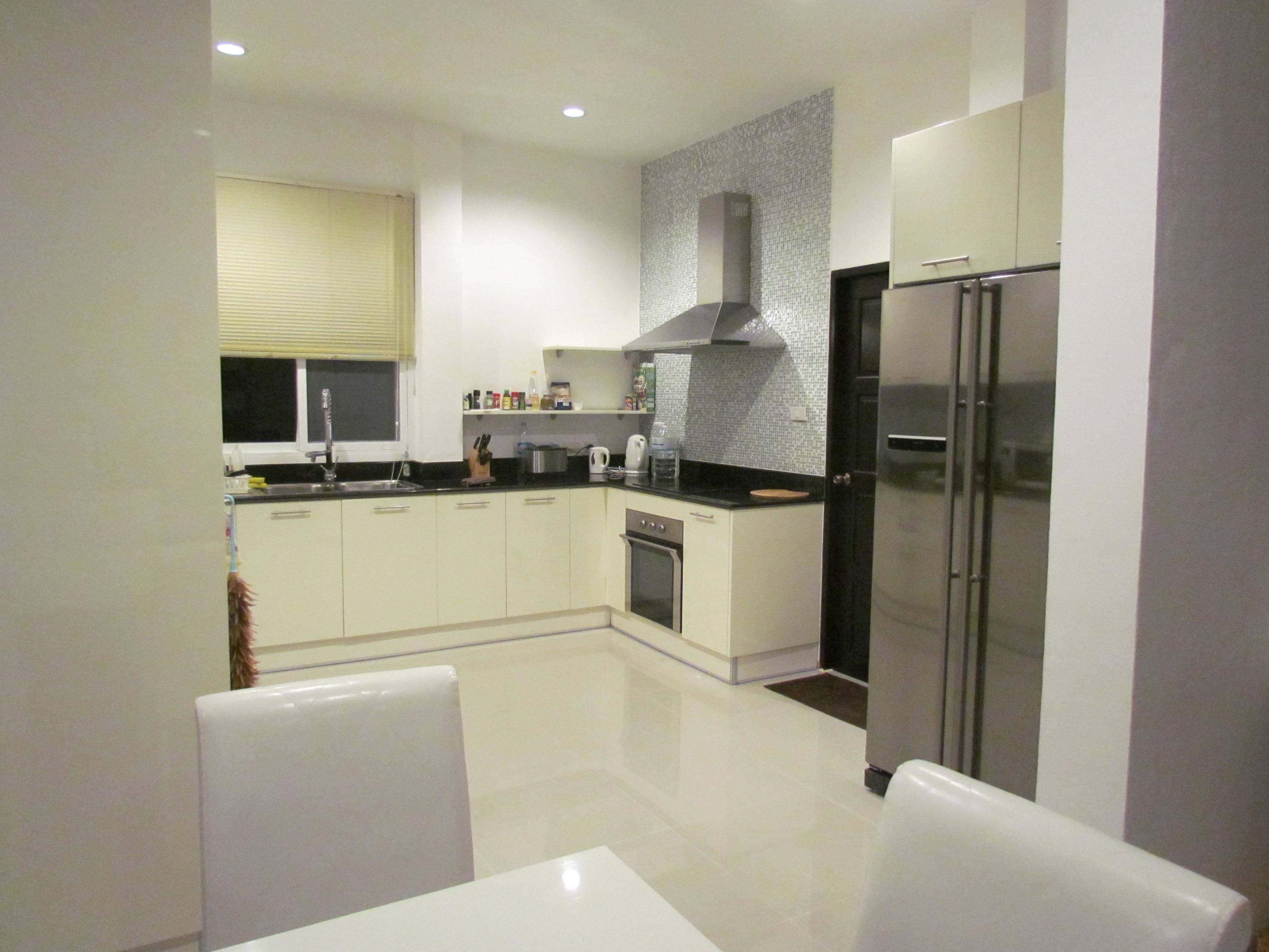 Роскошная вилла с 4 спальнями и с видом на бассейн в проекте Мед Вилладж, на пляже Равай