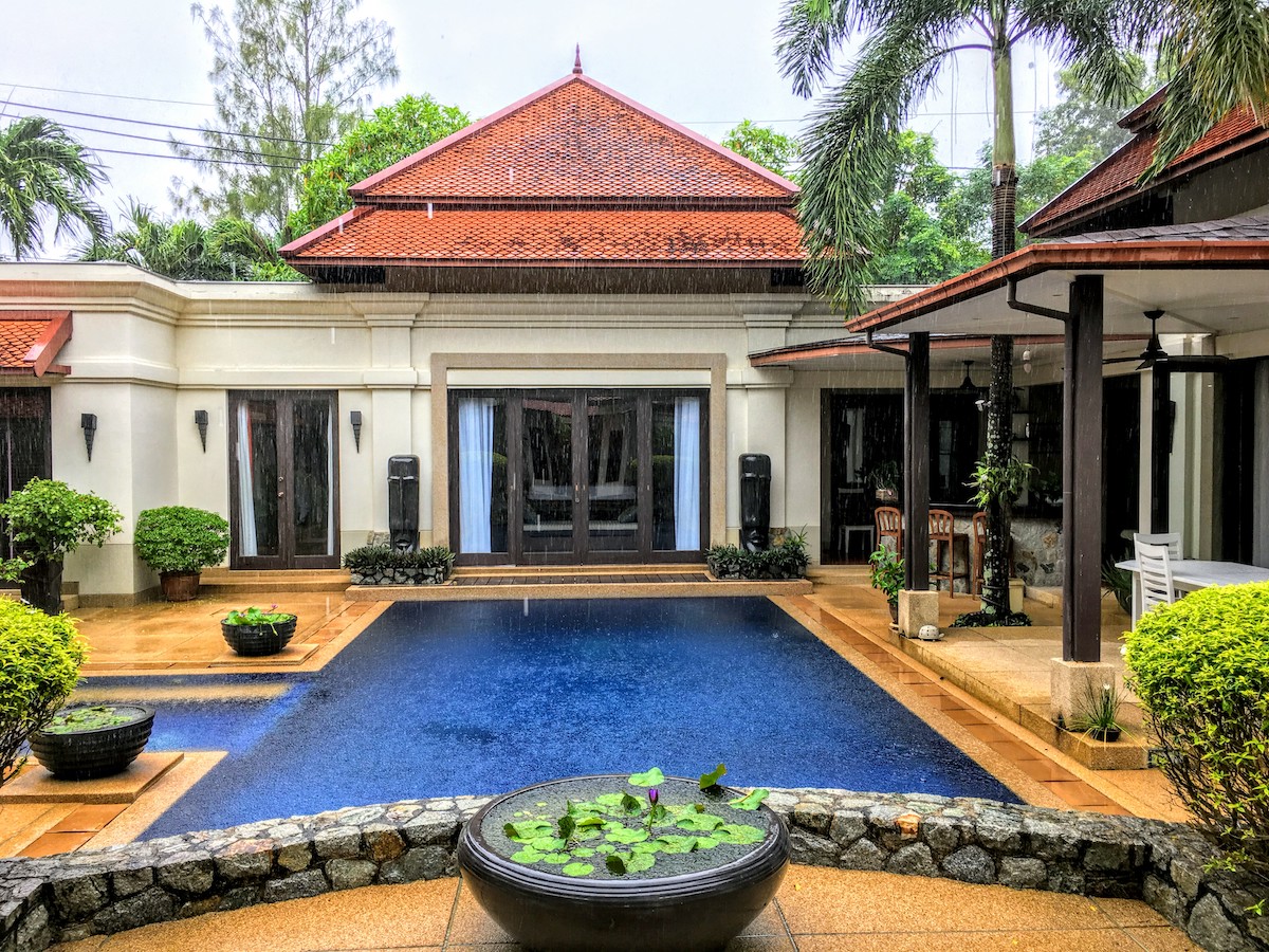 Великолепная вилла с 4 спальнями и с видом на бассейн в проекте Сайтан, на пляже Бангтао/Лагуна (+ Видео обзор)