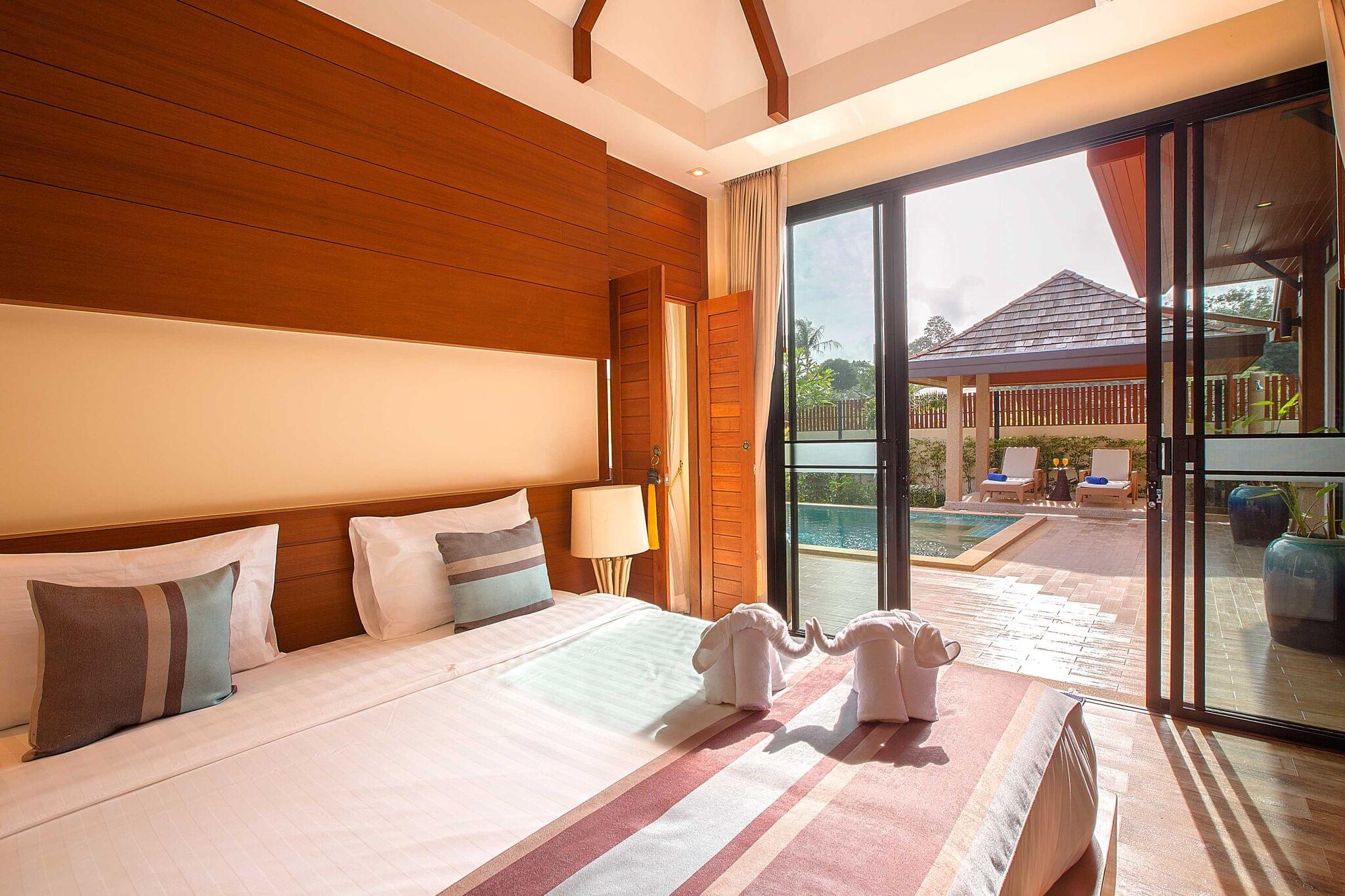 Модная вилла с 3 спальнями и с видом на бассейн в проекте Равай ВИП виллас, на пляже Равай