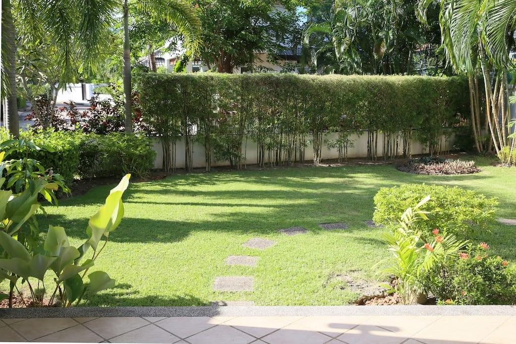 Удобная вилла с 4 спальнями и с видом на сад в проекте Роял Эстэйт, на пляже Найхарн