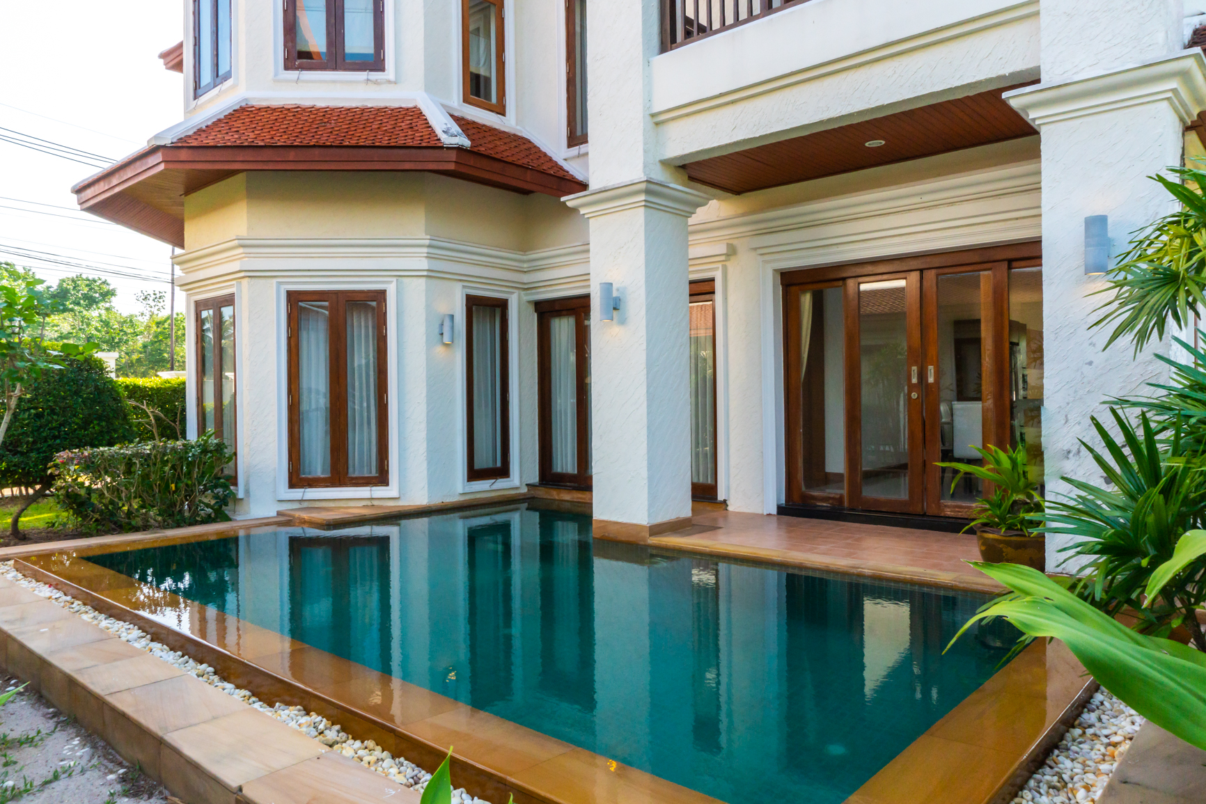 Восхитительная вилла с 4 спальнями и с видом на бассейн, на пляже Май  Кхао