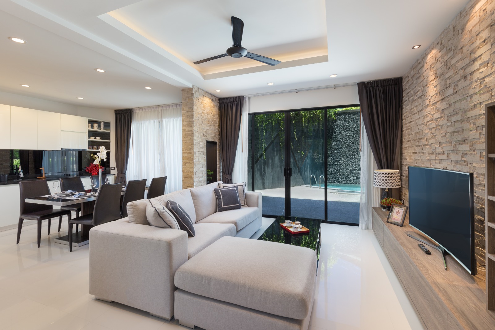 Удобные апартаменты с 3 спальнями и с видом на бассейн в проекте Пандора, на пляже Равай