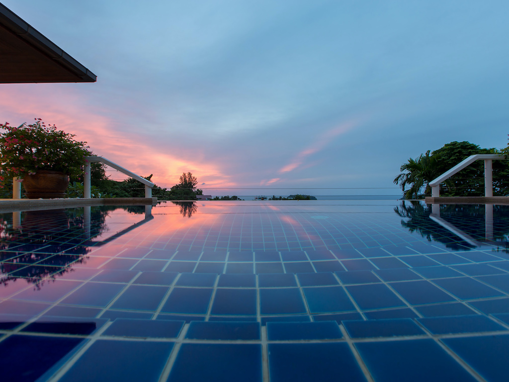 Cтильная вилла с 4 спальнями и с видом на море в проекте Катаманда, на пляже Ката