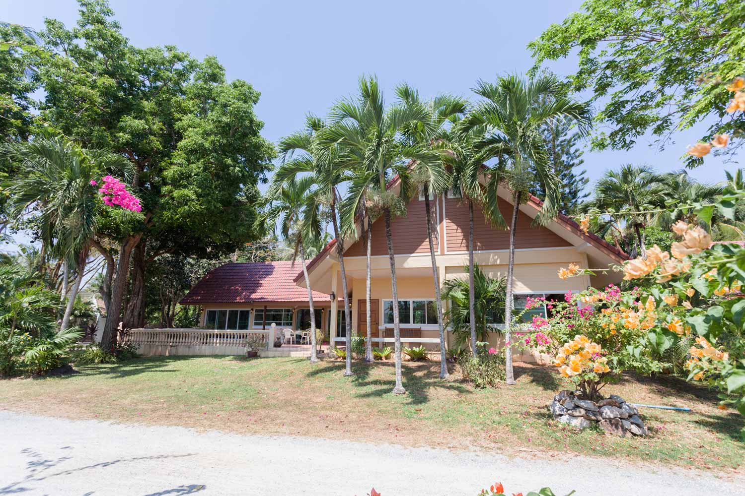 Сногсшибательная вилла с 4 спальнями и с видом на сад, на пляже Чалонг