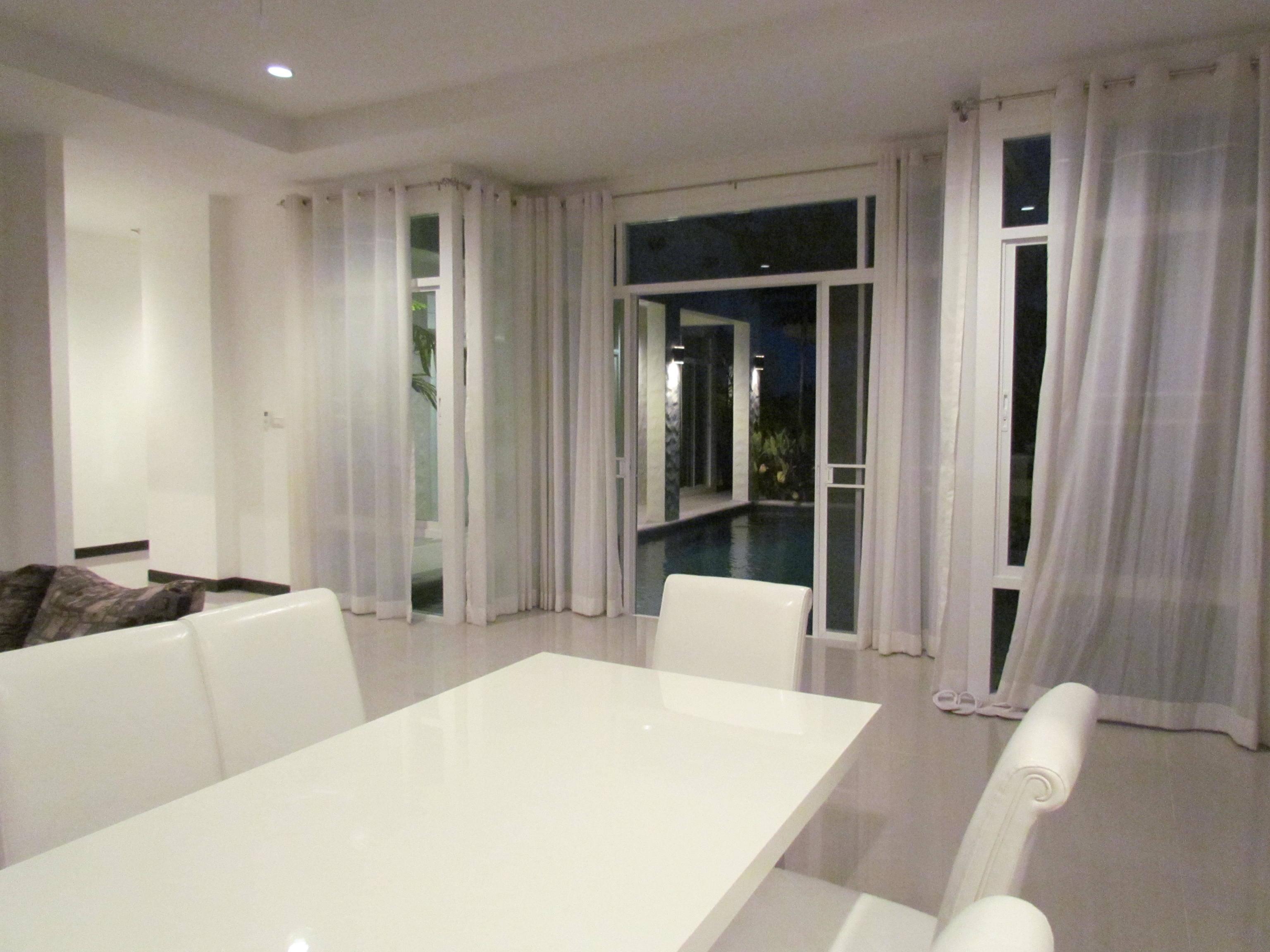 Роскошная вилла с 4 спальнями и с видом на бассейн в проекте Мед Вилладж, на пляже Равай