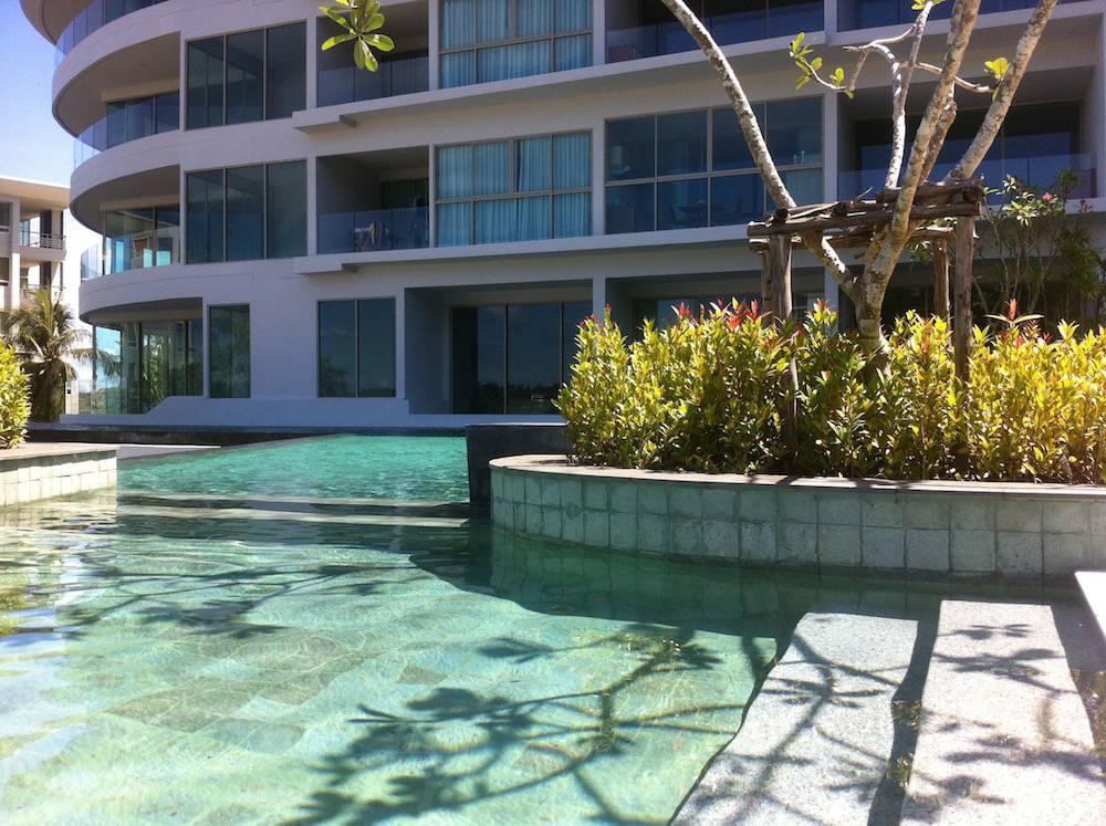 Восхитительные апартаменты с 2 спальнями и с видом на бассейн в проекте Карон Хилл, на пляже Карон