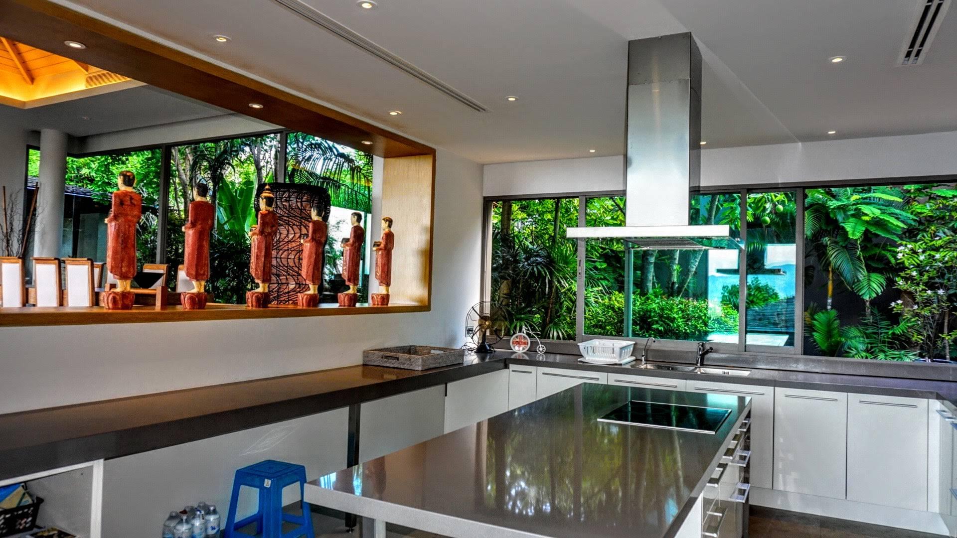 Удобная вилла с 4 спальнями и с видом на море в проекте Ля Колин, на пляже Лаян 