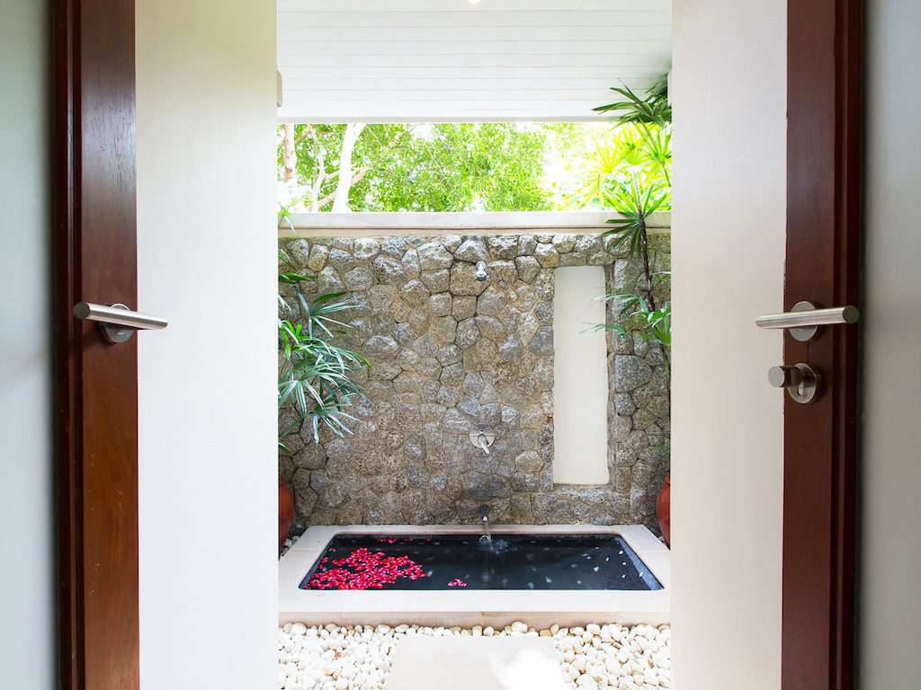 Потрясающая вилла с 3 спальнями и с видом на море в проекте Катаманда, на пляже Ката