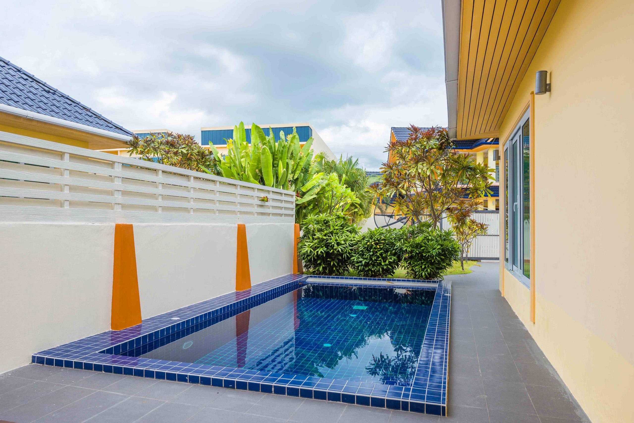 Cтильная вилла с 3 спальнями и с видом на бассейн в проекте Платинум Резиденс, на пляже Равай