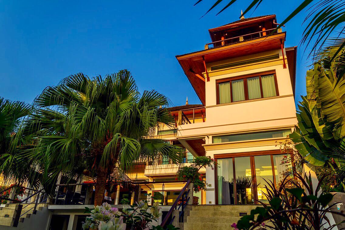 Великолепная вилла с 4 спальнями и с видом на море, на пляже Найхарн