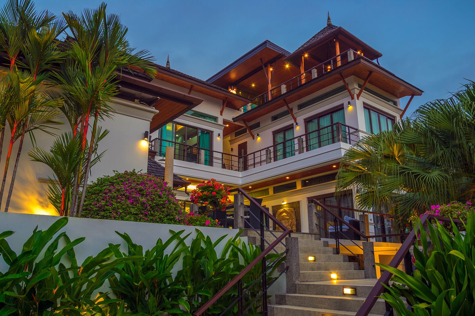 Великолепная вилла с 4 спальнями и с видом на море, на пляже Найхарн