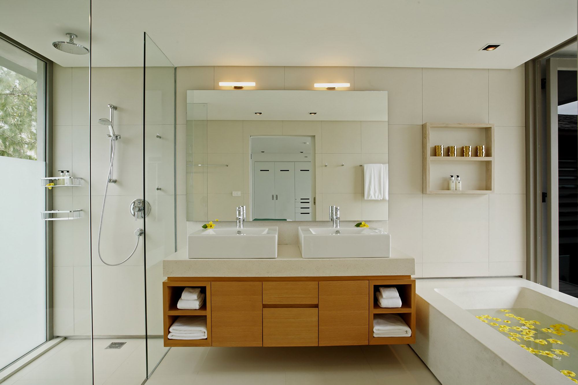 Cтильная вилла премиум класса с 4 спальнями и с видом на море в проекте Сава виллаc, на пляже Натай