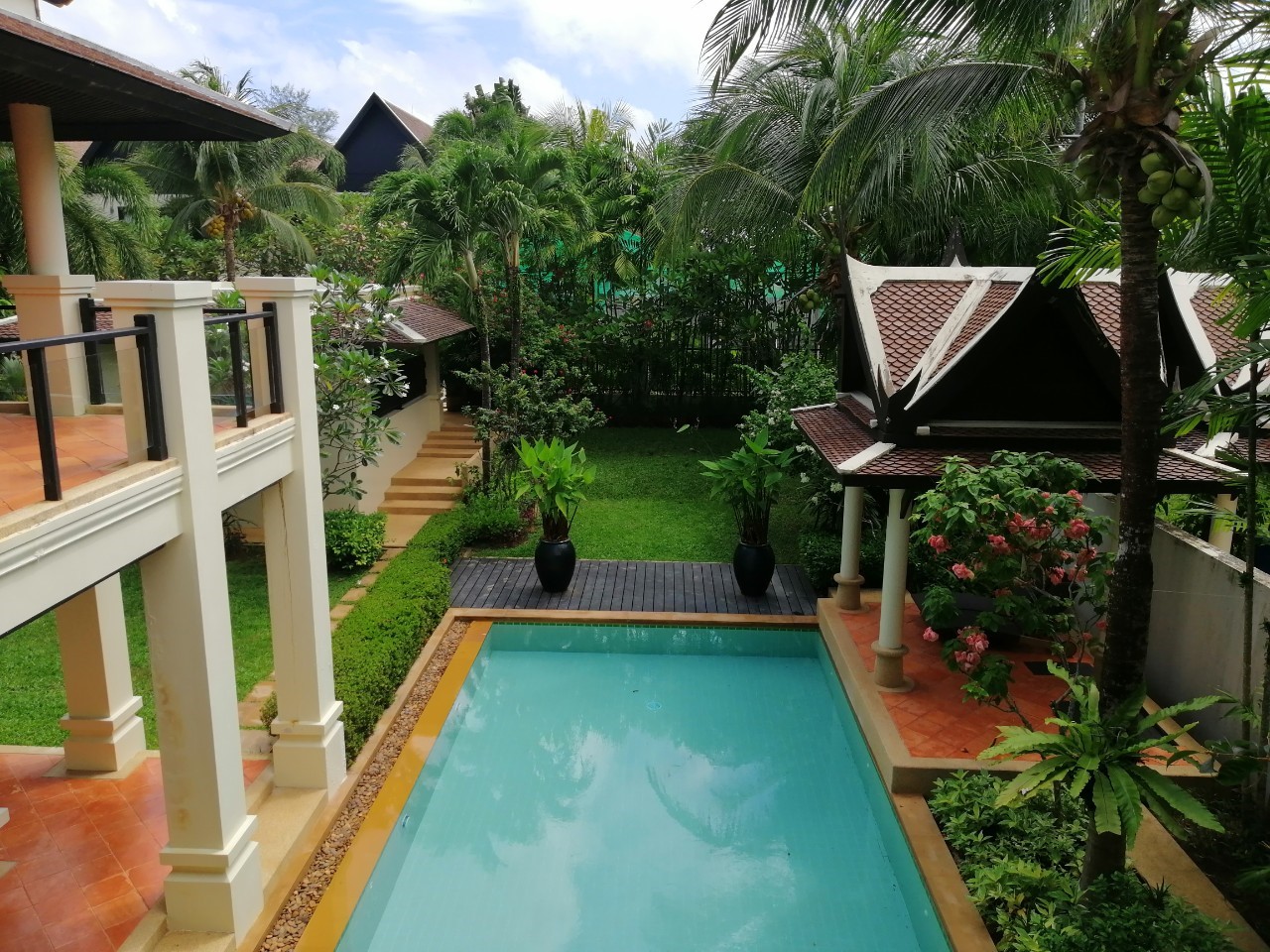 Cтильная вилла с 4 спальнями и с видом на бассейн, не далеко от моря в проекте Чом Таван, на пляже Бангтао/Лагуна (+ Видео обзор)