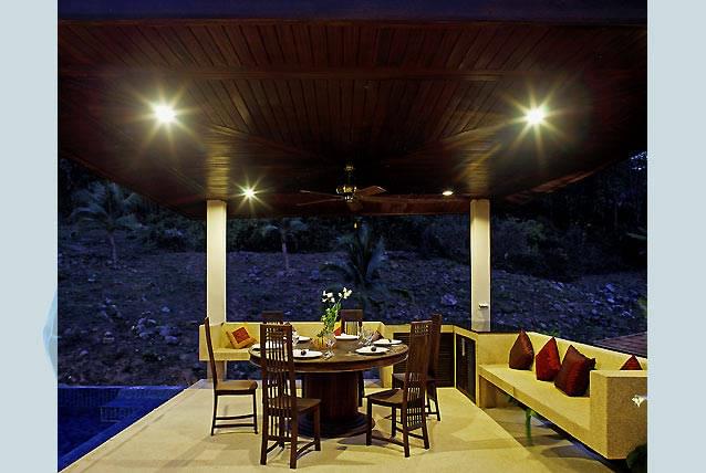 Cтильная вилла с 4 спальнями и с видом на бассейн в проекте Зе Виллас, на пляже Найхарн