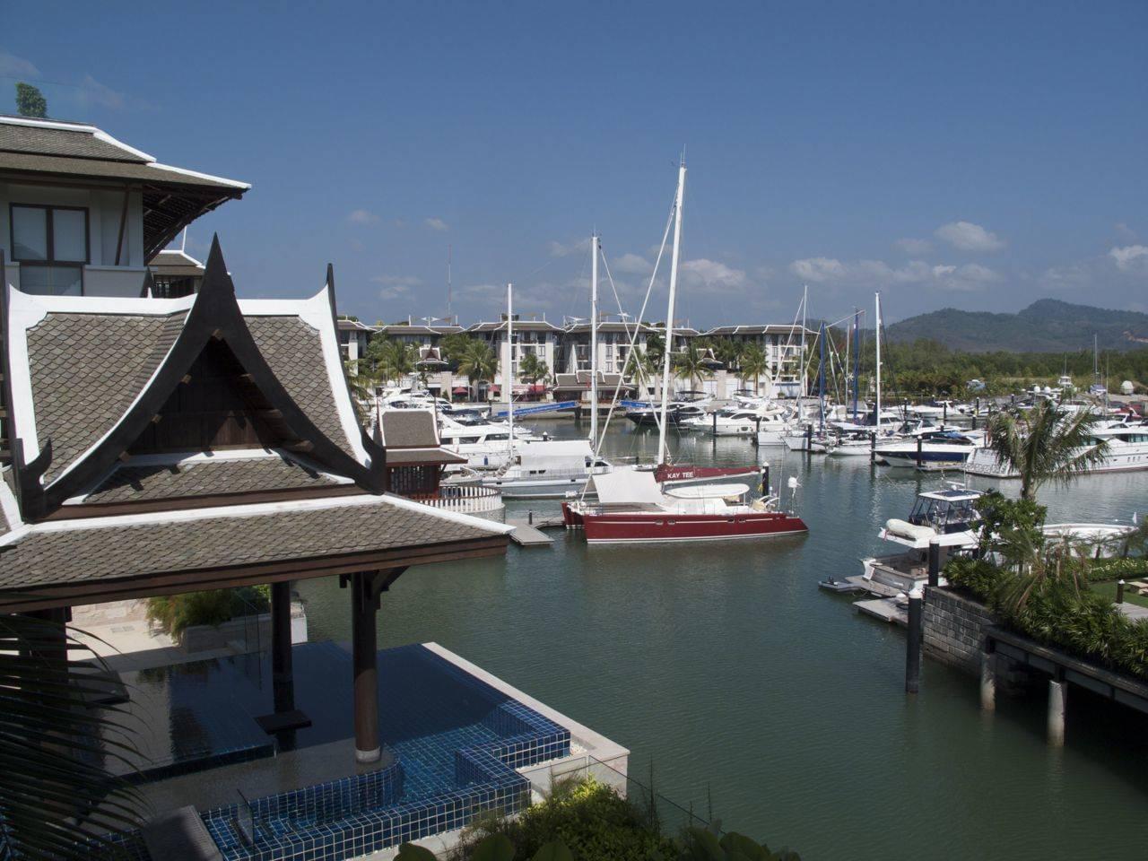 Роскошные апартаменты с 2 спальнями и с видом на горы в проекте Роял Пхукет Марина, на пляже Ко Кеу