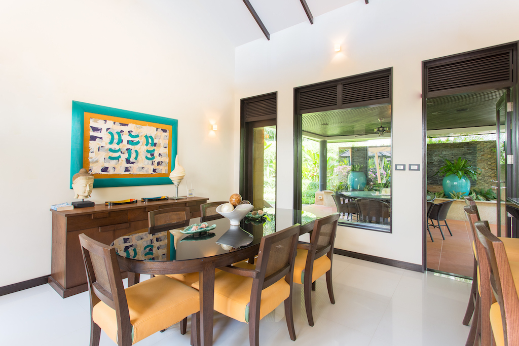 Модная вилла с 4 спальнями и с видом на бассейн, не далеко от моря в проекте Чом Таван, на пляже Бангтао/Лагуна (+ Видео обзор)