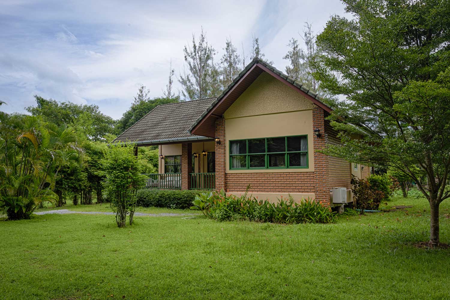 Шикарная вилла с 2 спальнями и с видом на сад, на пляже Чалонг