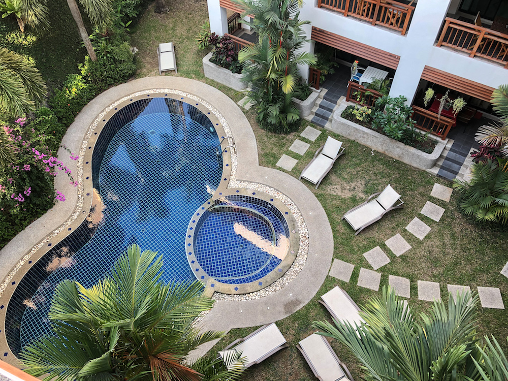 Великолепные апартаменты с 2 спальнями и с видом на горы в проекте Сурин Сабай 2, на пляже Сурин