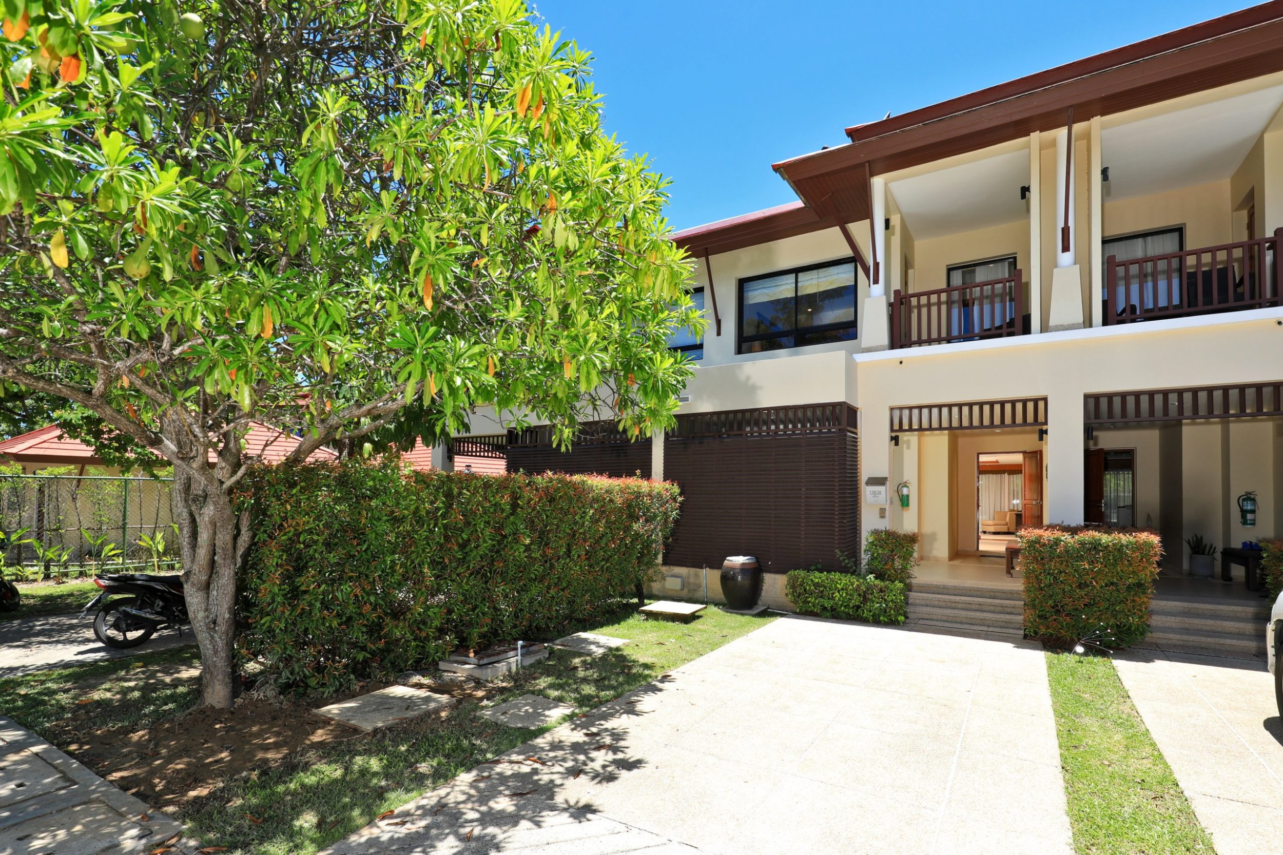 Сногсшибательный таунхаус с 2 спальнями и с видом на бассейн в проекте Ангсана Виллас Резорт, на пляже Бангтао/Лагуна