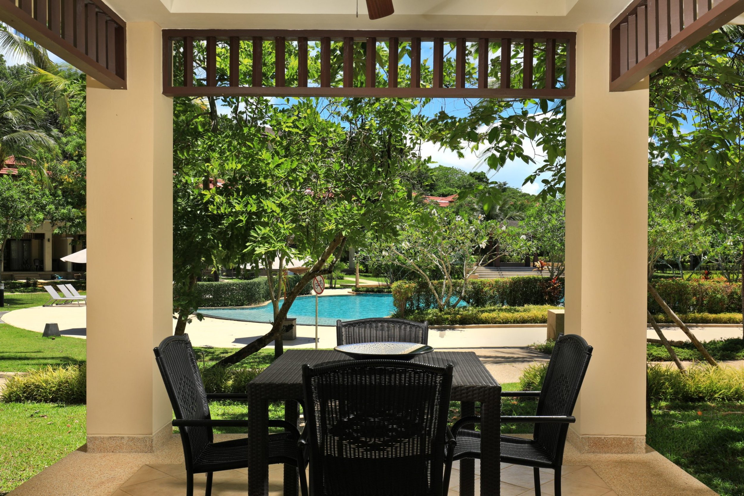 Сногсшибательный таунхаус с 2 спальнями и с видом на бассейн в проекте Ангсана Виллас Резорт, на пляже Бангтао/Лагуна