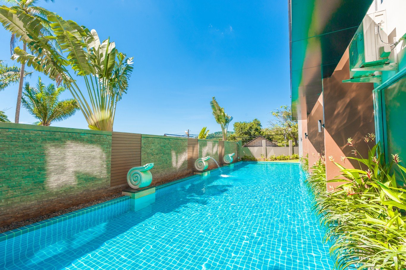 Property image - full photo 2