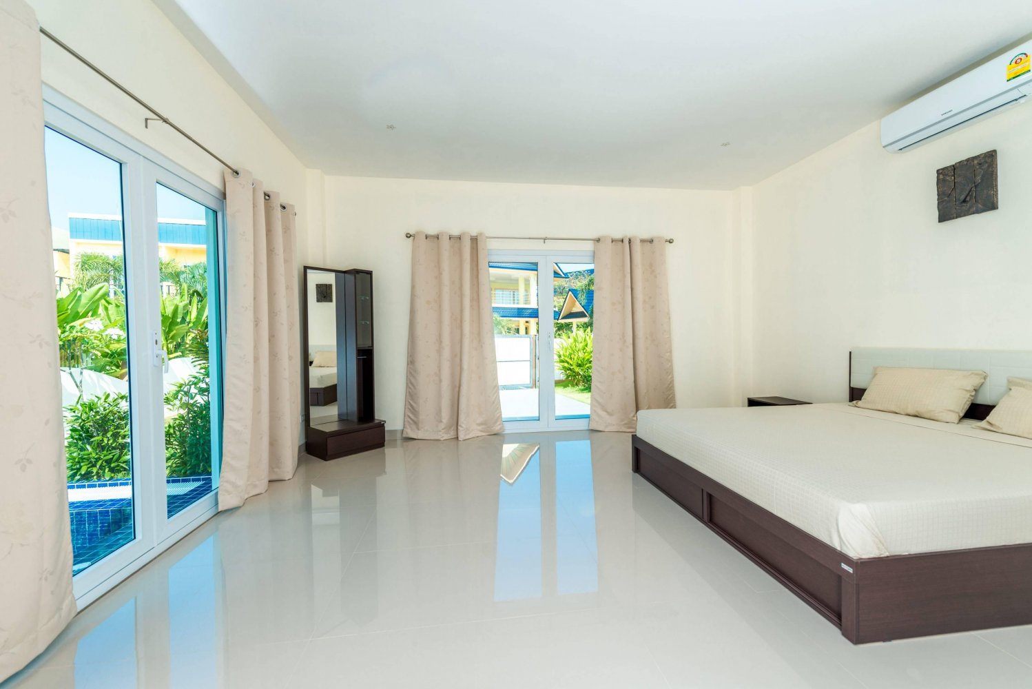 Property image - full photo 2