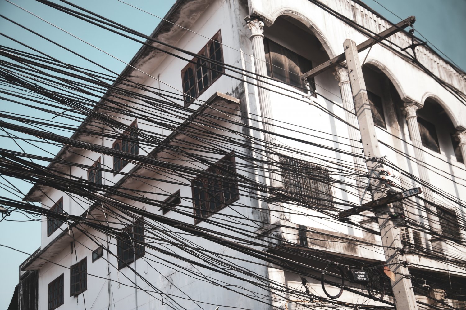 На Пхукете решили убрать часть проводов под землю