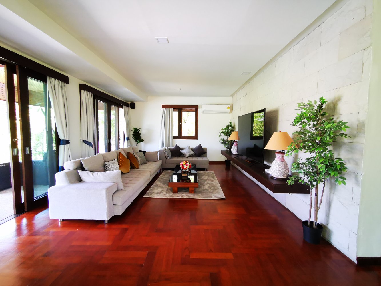 Property image - full photo 2