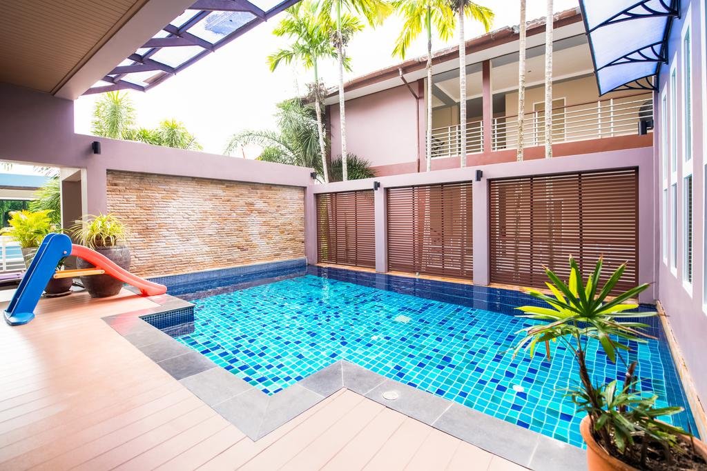 Property image - full photo 2