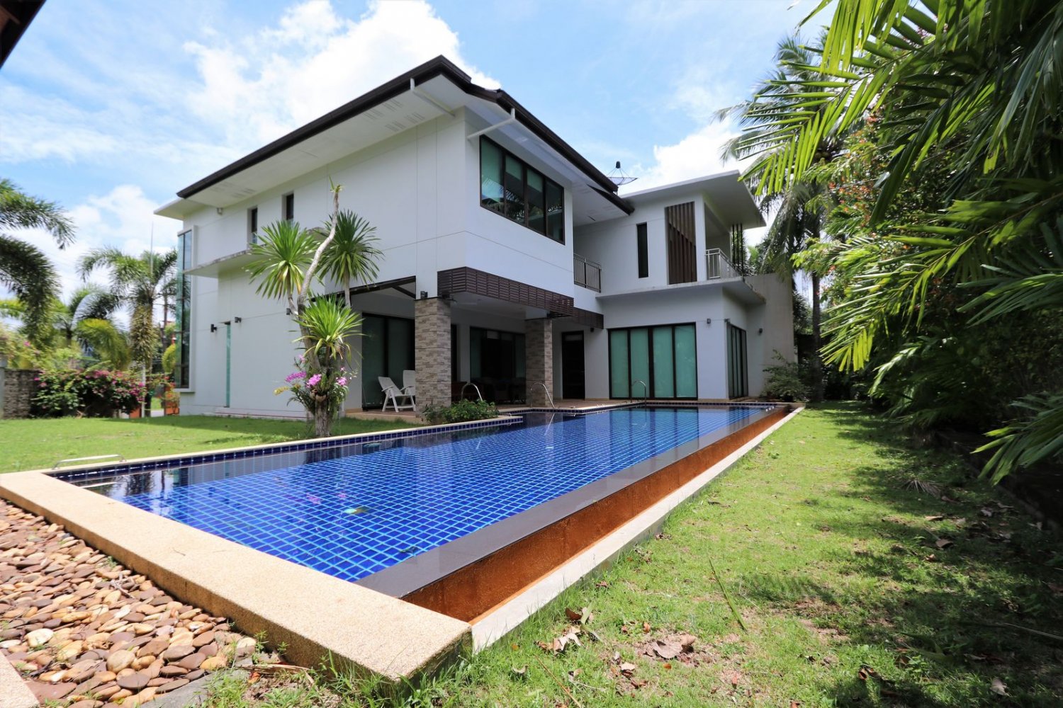 Property image - full photo 2