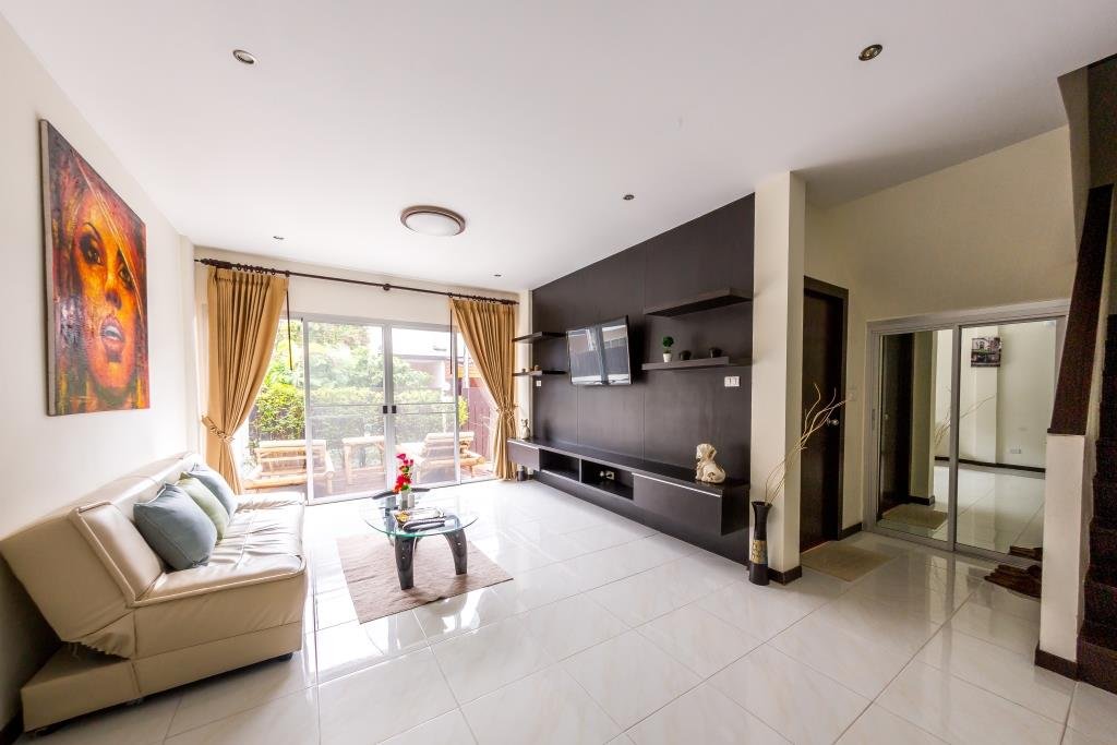Property image - full photo 2