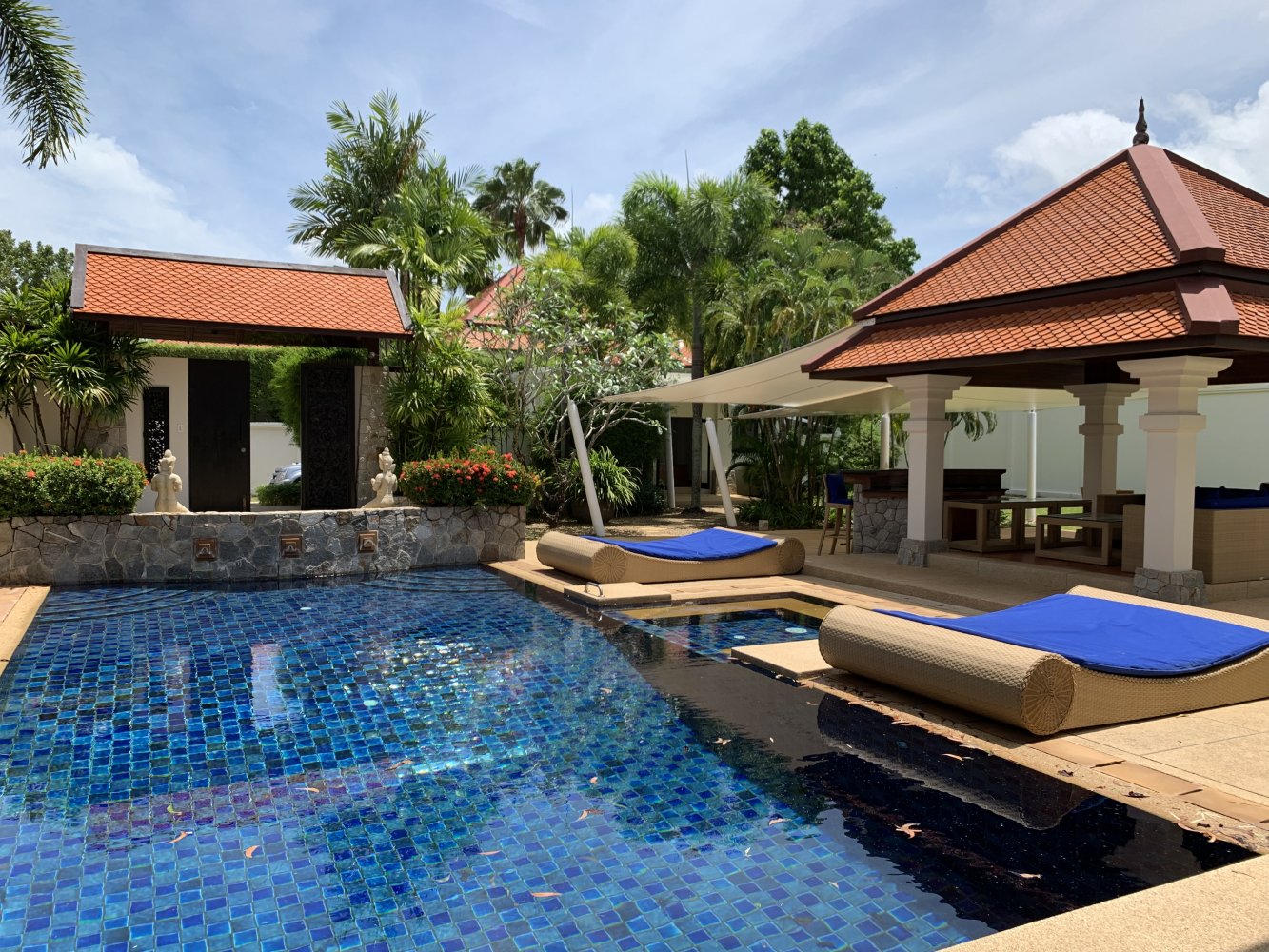 Property image - full photo 2