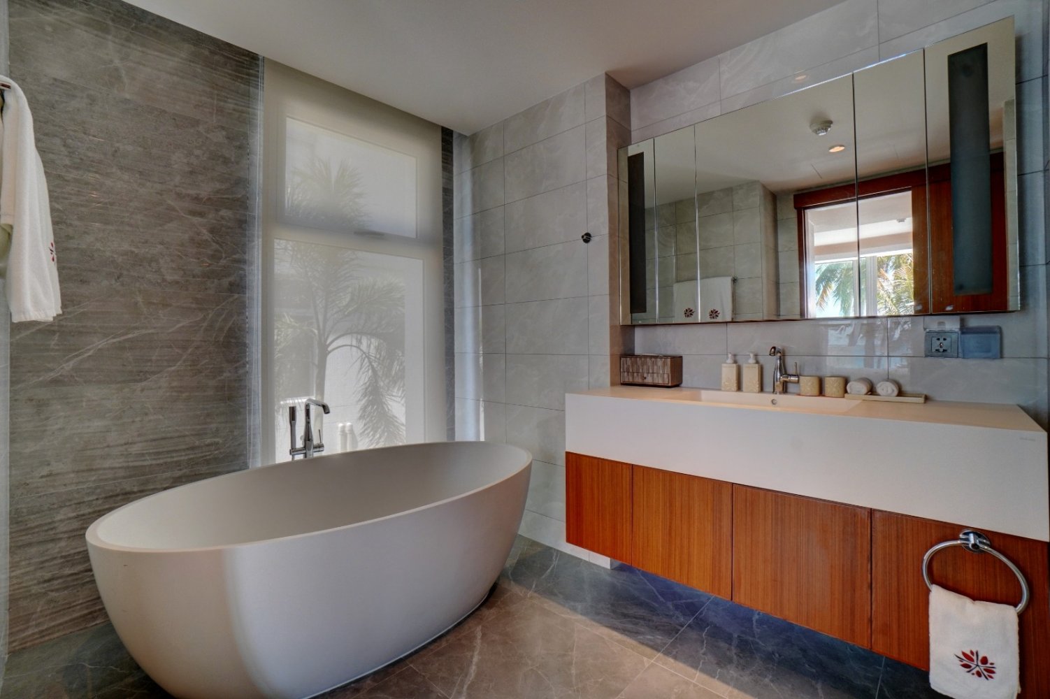 Property image - full photo 3