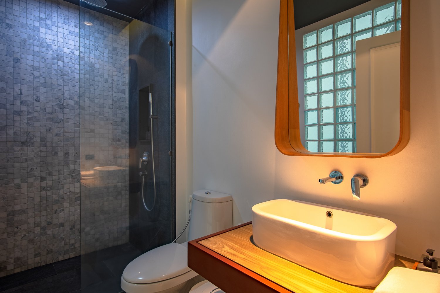 Property image - full photo 11