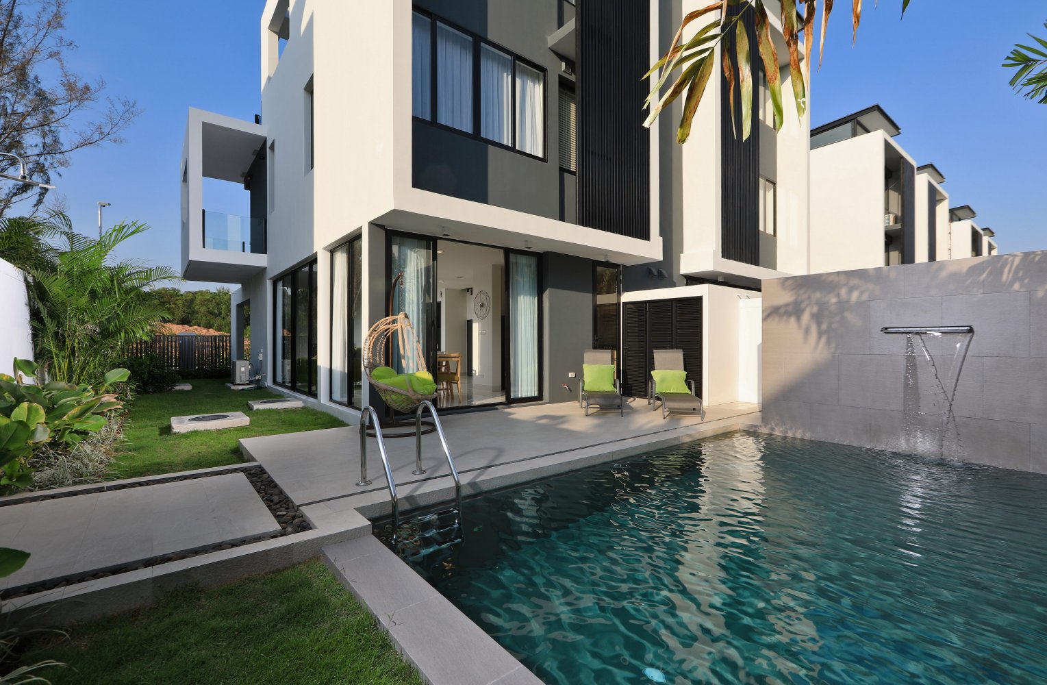 Property image - full photo 2