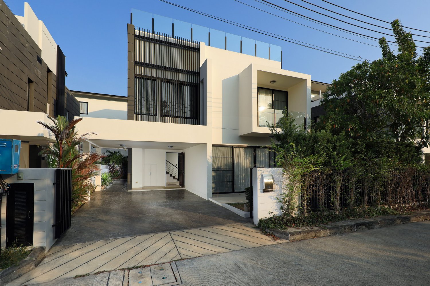 Property image - full photo 2