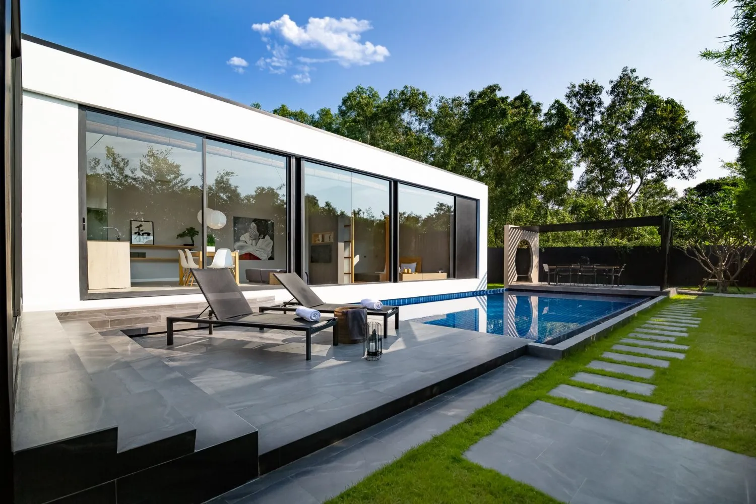 Property image - full photo 4