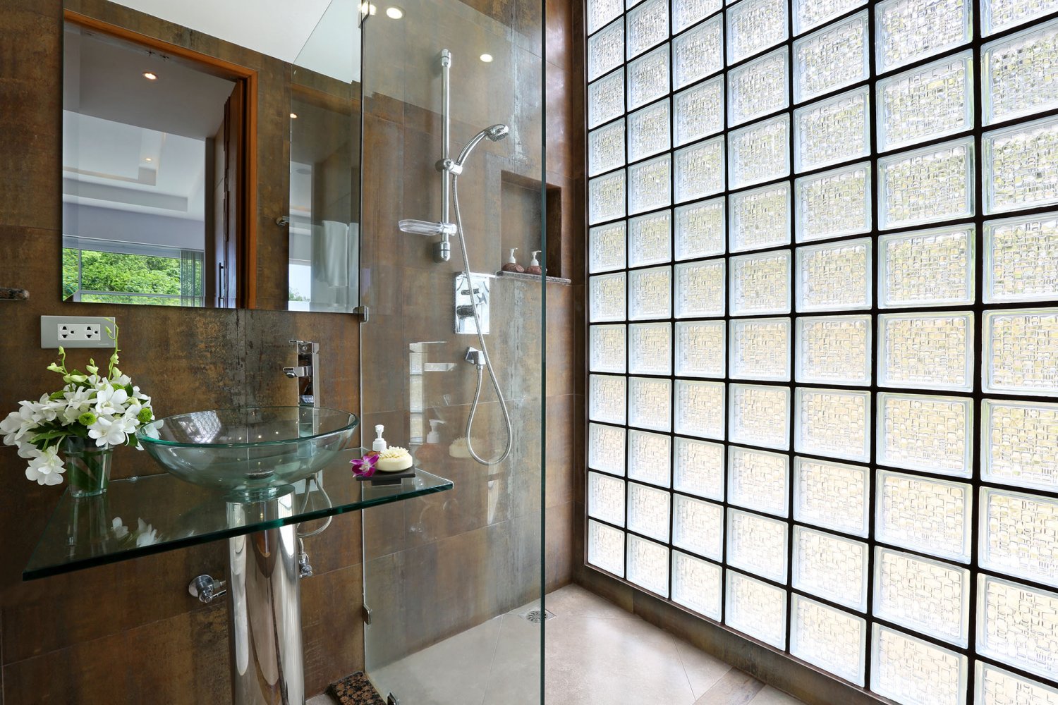Property image - full photo 32
