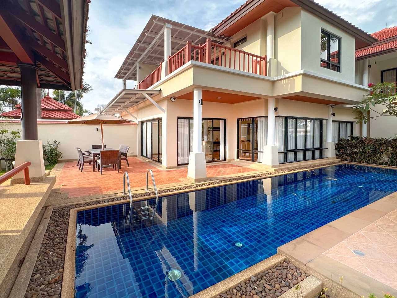 Property image - full photo 2
