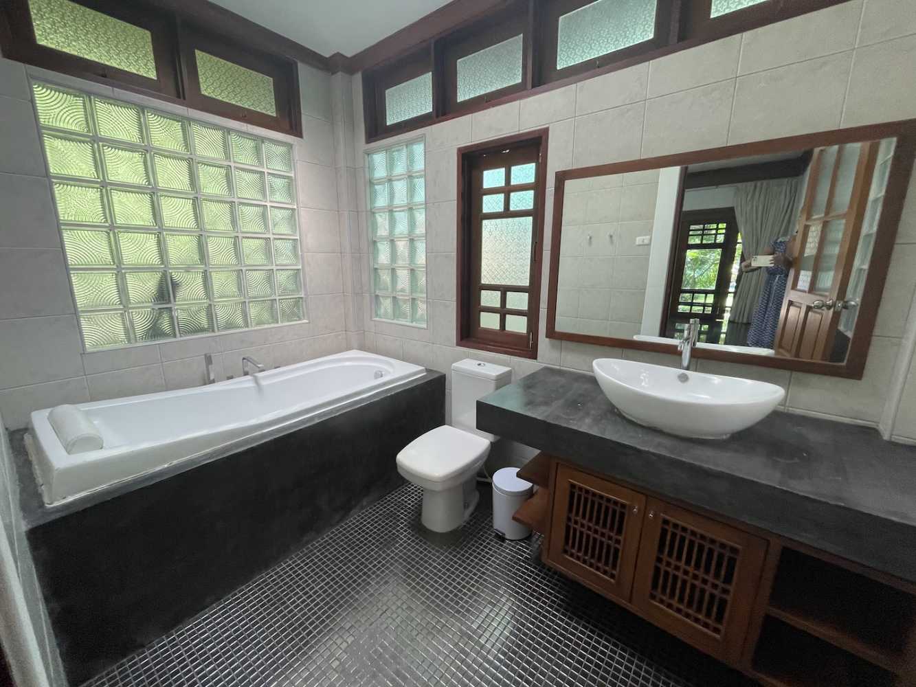 Property image - full photo 11