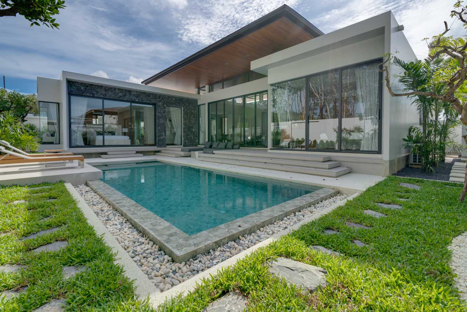 Property image - full photo 2