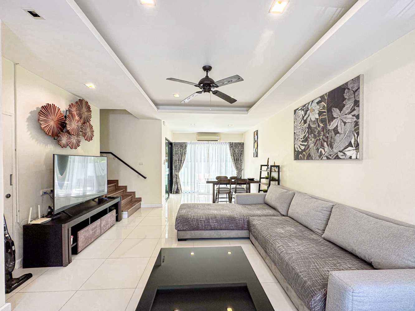 Property image - full photo 2
